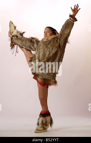 Native Alaskan Inupiat Frau Wolf Pelzmantel in Studio Alaska Stockfoto