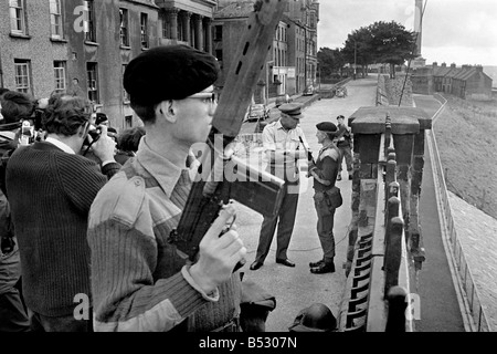 Nordirland Aug. 1969. Stabschef General Sir Geoffrey Baker gesehen hier Touren Londonderry im Gespräch mit seinen Truppen. Aug. Stockfoto