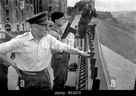 Nordirland Aug. 1969. Stabschef General Sir Geoffrey Baker gesehen hier Touren Londonderry im Gespräch mit seinen Truppen. Aug. Stockfoto