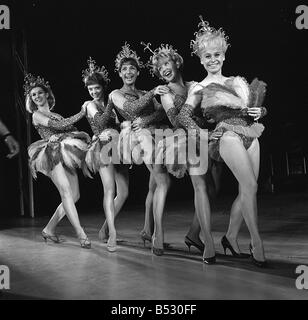 Nacht von 100 Sterne Jul 1964 bei den London Palladium Proben mit Susan Hampshire Anna Massey Miriam Karlin Hayley Mills und Barbara Windsor in eine Chor-Linie tanzen Mädchen Stockfoto