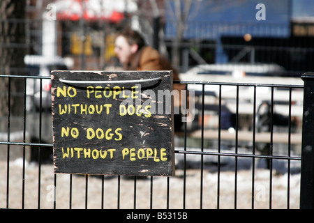 Keine Menschen ohne Hunde, keine Hunde ohne Menschen. Melden Sie sich am Union Square in Manhattan, New York Stockfoto