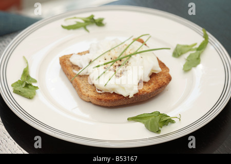 Pochierte Eier auf Toast Stockfoto