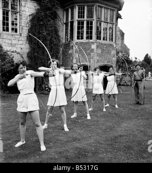 Bisham Abbey physischen Erholungszentrum. Eine Gruppe von Frauen auf dem Rasen vor der Abtei bekommen ein wenig Bogenschießen üben. Juni 1952 C3238-011 Stockfoto
