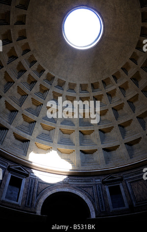 Nach oben auf das Oculus der Pantheon-Kuppel von innen. Stockfoto