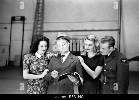 Entertainer Stanley Lupino, Pat Kirkwood (links), Sally Gray und Freddie Carpenter gesehen hier bei den BBC-TV-Studios bei Aiexander Palast Circa Proben. Januar 1938 OL305C-001 Stockfoto