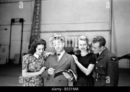 Entertainer Stanley Lupino, Pat Kirkwood (links), Sally Gray und Freddie Carpenter gesehen hier bei den BBC-TV-Studios bei Aiexander Palast Circa Proben. Januar 1938 OL305C Stockfoto