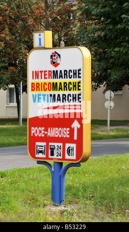 BricoMarche DYO speichern VetiMarche Bekleidungsgeschäft und Tankstelle in der Nähe von Amboise, Frankreich Stockfoto