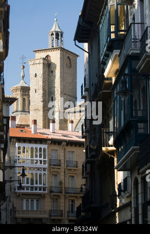 Kirche San Saturnino und Altbauten in einem der historischen Straßen Pamplona, Navarra Spanien Stockfoto