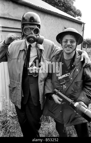 Presse-Fotografen für die Orange Day Parade in Pomeroy Co. Tyrone kommen vorbereitet laut Sturzhelme und Gasmasken. Nordirland. Juli 1970 70-6810-005 Stockfoto