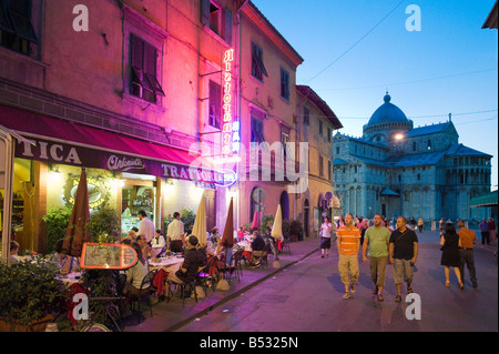 Restaurant in der Nacht auf der Via Santa Maria zum Duomo und der Piazza dei Miracoli, Pisa, Toskana, Italien Stockfoto