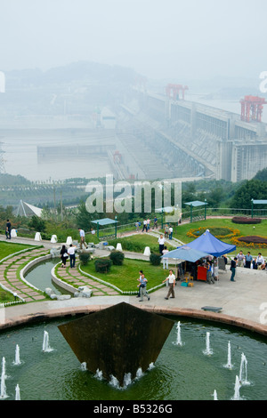 Eine Luftaufnahme des drei-Schluchten-Staudamm Projekt, China, mit Gärten und einem Brunnen im Vordergrund Stockfoto