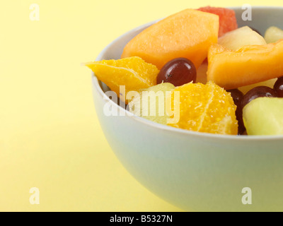 Schale mit frischem gesunden Reife Frucht Salat mit Trauben, Melone, Wassermelone und Mango ohne Menschen und einen Freistellungspfad Stockfoto