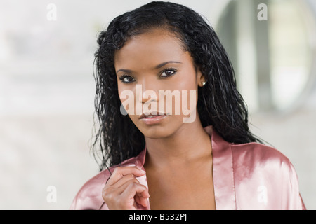 Panamaische Frau in seidenes Gewand ernst Stockfoto