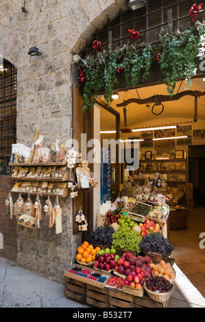 Eingang eines typischen Shop Verkauf von lokalen produzieren im Zentrum der Altstadt, Siena, Toskana, Italien Stockfoto