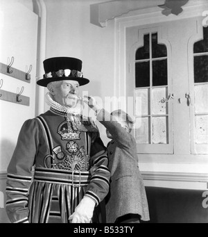 Geoffrey Harcup, im Alter von 4 Jahren mit Yeoman Warder David Sprake, 84. Sprake sieht man hier im einheitlichen Frack, dass er im Palazzo tragen wird. März 1952 C1113 Stockfoto