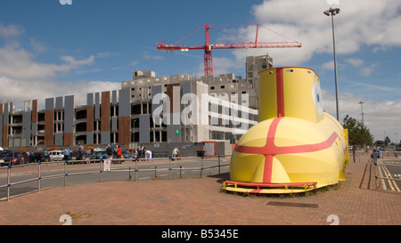 Gelben u-Boot geparkt außerhalb John Lennon Airport in Liverpool UK Stockfoto