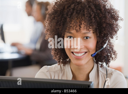 Afrikanische Frau tragen Kopfhörer Stockfoto