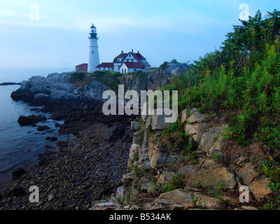 Fort Williams Leuchtturm am Sonnenaufgang auf felsigen Küste Maines Stockfoto