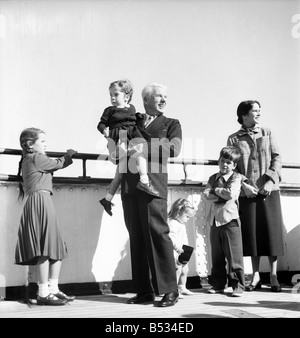 Charlie mit Familie Frau - Oona, Michael 6 1/2, Geraldine 8, Josepaine 3 1/2, Victoria 16 Monat hier an Bord des Schiffs zu sehen, bei ihrem Besuch in das Vereinigte Königreich. September 1952 C4657 Stockfoto