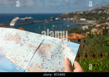 Nahaufnahme des Menschen mit Blick auf die Karte mit Funchal Harbour im Hintergrund Madeira Portugal EU Europa Stockfoto