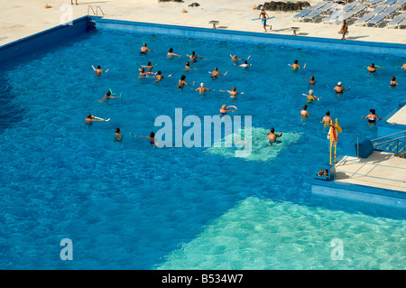 Menschen, die am Aquafit Unterricht im Lido Funchal Madeira Portugal EU Europe teilnehmen Stockfoto