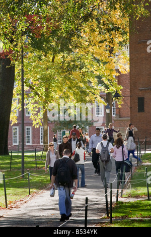 Studenten, die zu Fuß zu Klassen in Harvard Yard Harvard University Cambridge, Massachusetts Stockfoto