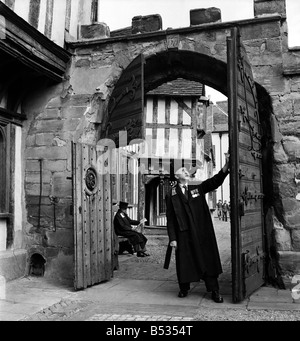 Lord Leycester Hospital eine reizvolle und historische Gruppe von 14. Jahrhundert Fachwerkbauten Warwick. Oktober 1952 C4989 Stockfoto