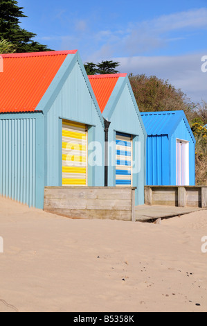 Bunte Strandhäuschen auf Morfa Gors Strand Abersoch Llyn Halbinsel Gwynedd Wales Stockfoto