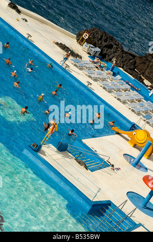 Menschen, die am Aquafit Unterricht im Lido Funchal Madeira Portugal EU Europe teilnehmen Stockfoto