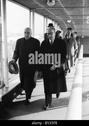 Suez Krise 1956 der französische Ministerpräsident Guy Mollet Ankunft am Flughafen von London für Gespräche mit Anthony Eden über die Krise 30 10 56 H8881 Stockfoto