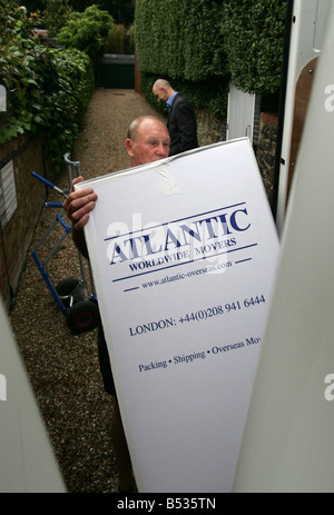 16 07 07 MITARBEITER VON ATLANTIC WELTWEIT MOVERS ENTFERNEN SIE GEGENSTÄNDE VON THIERRY HENRY S HAUS IN HAMPSTEAD, NACH SEINER AUSSAGE Stockfoto