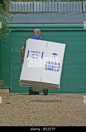 16 07 07 MITARBEITER VON ATLANTIC WELTWEIT MOVERS ENTFERNEN SIE GEGENSTÄNDE VON THIERRY HENRY S HAUS IN HAMPSTEAD, NACH SEINER AUSSAGE Stockfoto