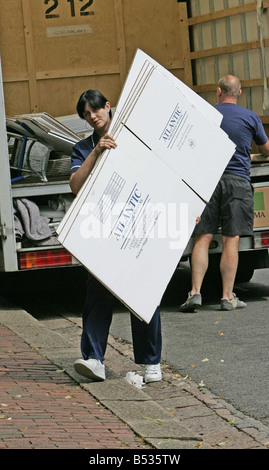 16 07 07 MITARBEITER VON ATLANTIC WELTWEIT MOVERS ENTFERNEN SIE GEGENSTÄNDE VON THIERRY HENRY S HAUS IN HAMPSTEAD, NACH SEINER AUSSAGE Stockfoto