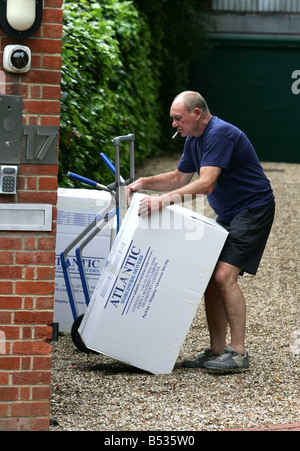 16 07 07 MITARBEITER VON ATLANTIC WELTWEIT MOVERS ENTFERNEN SIE GEGENSTÄNDE VON THIERRY HENRY S HAUS IN HAMPSTEAD, NACH SEINER AUSSAGE Stockfoto