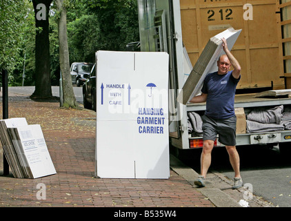 16 07 07 MITARBEITER VON ATLANTIC WELTWEIT MOVERS ENTFERNEN SIE GEGENSTÄNDE VON THIERRY HENRY S HAUS IN HAMPSTEAD, NACH SEINER AUSSAGE Stockfoto