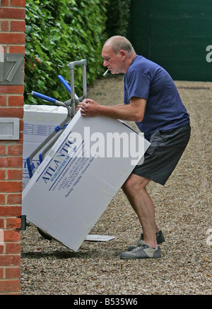 16 07 07 MITARBEITER VON ATLANTIC WELTWEIT MOVERS ENTFERNEN SIE GEGENSTÄNDE VON THIERRY HENRY S HAUS IN HAMPSTEAD, NACH SEINER AUSSAGE Stockfoto