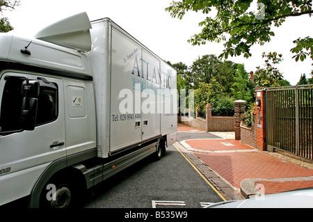 16 07 07 MITARBEITER VON ATLANTIC WELTWEIT MOVERS ENTFERNEN SIE GEGENSTÄNDE VON THIERRY HENRY S HAUS IN HAMPSTEAD, NACH SEINER AUSSAGE Stockfoto