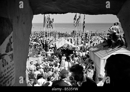 Viking Schiff Hugin kommt in Broadstairs, Kent. Juli 1949 O19456-003; Das Replikat Viking Schiff Hugin wurde aus Dänemark in 19 gesegelt. Stockfoto