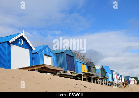 Bunte Strandhäuschen auf Morfa Gors Strand Abersoch Llyn Peninsuta Gwynedd Wales Stockfoto