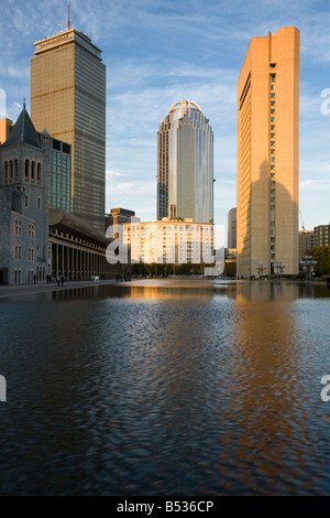 Wolkenkratzer über Widerspiegelnder Teich sind Prudential Center 111 Huntington Christian Science Building Boston, Massachusetts Stockfoto