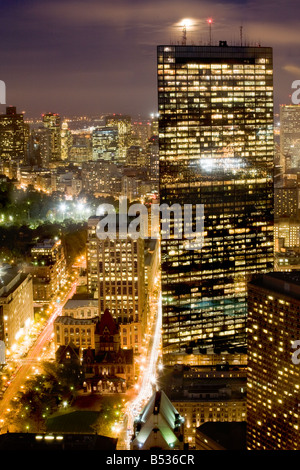 Full Moon rising auf Skyline von Boston, Massachusetts mit John Hancock Tower dominiert Stockfoto