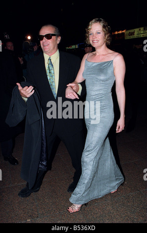 Jack Nicholson und Freundin Rebecca Broussard 1998 zurück zusammen bei der Premiere seines neuen Films so gut wie es bekommt Kredit für The Mirror Datum 19980205 Objekt Name Young Nicholson 01 Kategorie SB Stockfoto