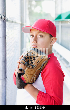 Hispanische junge im Baseball einheitliche holding Baseballhandschuh Stockfoto