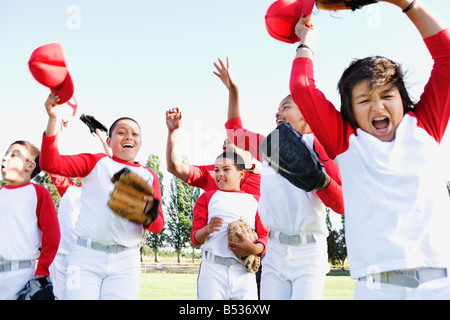 Multi-ethnischen jungen in Baseball Uniformen feiern Stockfoto