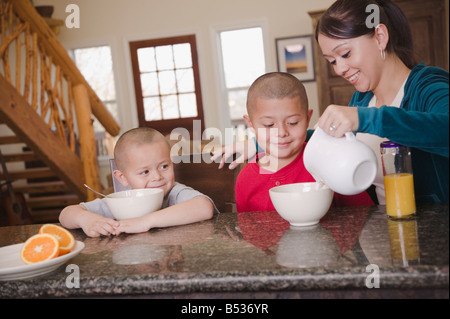 Hispanische Mutter und Söhne zu frühstücken Stockfoto