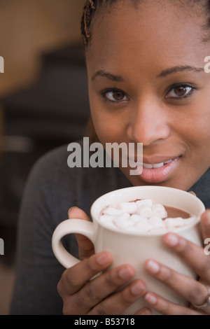 Afrikanische Frau mit Tasse heißen Kakao mit marshmallows Stockfoto