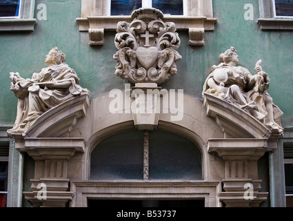 Halle/Saale, Ulrichstrasse 7 Portalbekrönung von 1707, 'links '' Gerechtigkeit'' Rechts '' Glaube'' ' Stockfoto