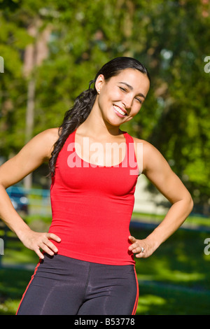 Hispanic Frau in Sportbekleidung lächelnd Stockfoto
