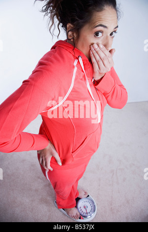 Gemischte Rassen Frau wiegen sich im Maßstab Stockfoto