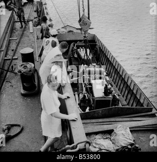 Ostafrikanische Erdnüsse Schema. Laden von Raupenschlepper und Straße Abtropfgestelle, in Dar Es Salaam. 015016-002 in den späten 1940er Jahren versuchte die britische Regierung auf riesige Plantagen in Tanganyika (jetzt bekannt als Tansania) erstellen für den Anbau von Erdnüsse (Erdnüsse). Stockfoto